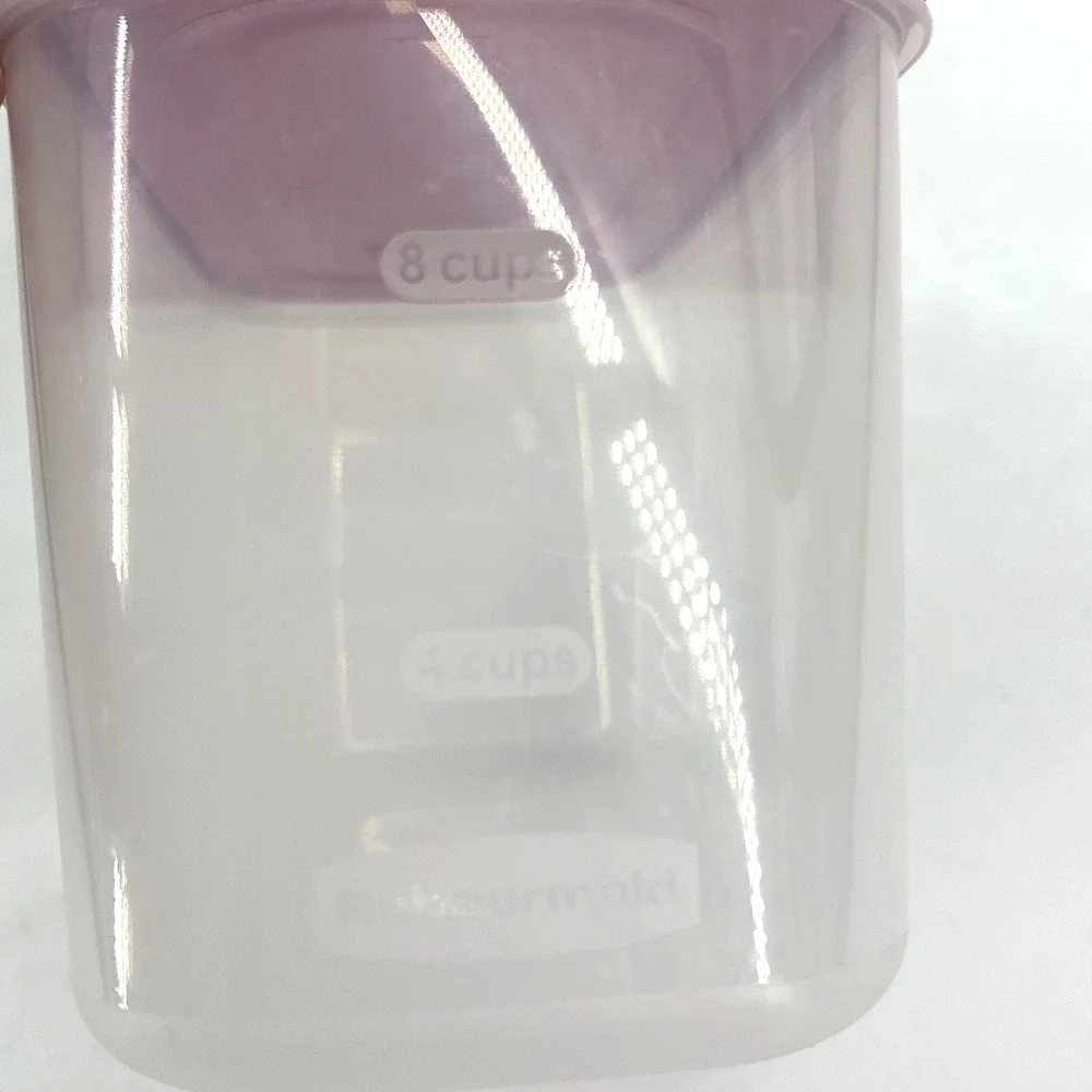 Rubbermaid container 10